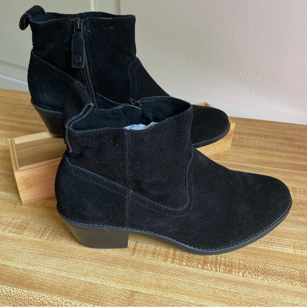 Vionic Black Suede Vera Ankle Booties Size 7.5 Side Zipper Casual Fall Closet